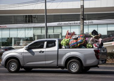Chiangmai, Tayland - 19 Ocak 2021: Er Isuzu Dmax kamyonet. 1001 no 'lu yolda. Chiangmai şehrinden 18 km uzakta..