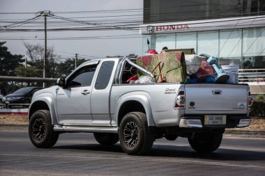 Chiangmai, Tayland - 19 Ocak 2021: Er Isuzu Dmax kamyonet. 1001 no 'lu yolda. Chiangmai şehrinden 18 km uzakta..