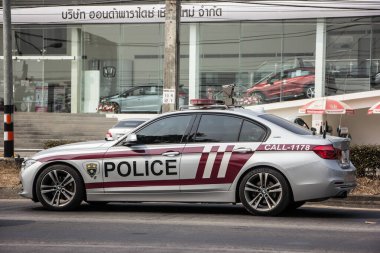 Chiangmai, Tayland - 29 Ocak 2021: Tayland Kraliyet Polisi 'nden BMW polis arabası. Fotoğraf 121 numaralı yolda, Chiangmai, Tayland 'a 8 km uzaklıkta..