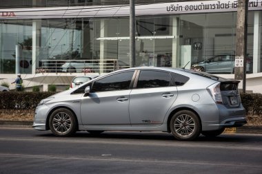 Chiangmai, Tayland - 29 Ocak 2021: Özel araba Toyota Prius Hybrid System. 1001 no 'lu yolda. Chiangmai İş Alanından 18 km uzakta..