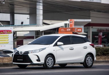 Chiangmai, Tayland - 29 Ocak 2021: Özel Sedan arabası Toyota Yaris Eco Car. Fotoğraf 121 no 'lu yolda, Chiangmai Tayland şehir merkezinden yaklaşık 8 km uzaklıkta..