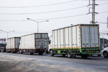 Chiangmai, Tayland - 29 Ocak 2021: Er Isuzu Kargo Truck. Fotoğraf 1001 nolu yolda, Chiangmai, Tayland 'a 8 km uzaklıkta..