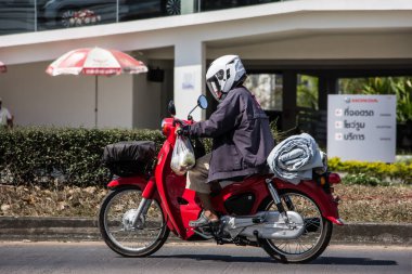 Chiangmai, Tayland - 9 Şubat 2021 Özel Honda Super Cub Motosikleti. 1001 no 'lu yolda, Chiangmai İş Alanından 8 km uzakta..