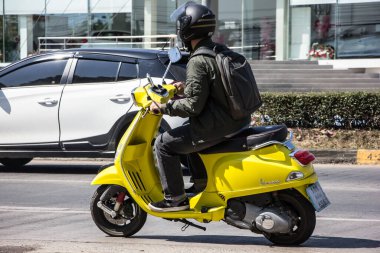 Chiangmai, Tayland - 9 Şubat 2021: Özel Scooter Motosiklet Vespa. Fotoğraf 121 numaralı yolda, Chiangmai, Tayland 'a 8 km uzaklıkta..