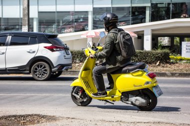 Chiangmai, Tayland - 9 Şubat 2021: Özel Scooter Motosiklet Vespa. Fotoğraf 121 numaralı yolda, Chiangmai, Tayland 'a 8 km uzaklıkta..