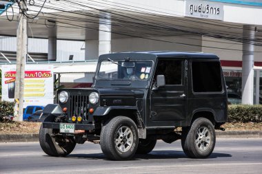 Chiangmai, Tayland - 9 Şubat 2021: eski bir Jeep özel arabası. Fotoğraf 1001 no 'lu yolda, Chiangmai, Tayland şehir merkezinden yaklaşık 8 km uzaklıkta..