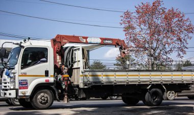 Chiangmai, Tayland - 9 Şubat 2021: Er Isuzu Crane Truck. 1001 no 'lu yolda. Chiangmai İş Alanından 18 km uzakta..