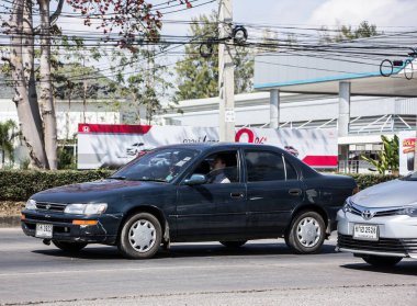Chiangmai, Tayland - 9 Şubat 2021: Özel eski araba, Toyota Corolla. Fotoğraf 121 no 'lu yolda, Chiangmai, Tayland şehir merkezinden yaklaşık 8 km uzaklıkta..