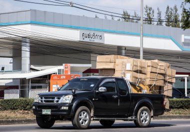 Chiangmai, Tayland - 9 Şubat 2021: Er Isuzu Dmax kamyonet. 1001 no 'lu yolda. Chiangmai şehrinden 18 km uzakta..
