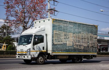 Chiangmai, Tayland - 9 Şubat 2021: Özel Isuzu Kargo Truck. Fotoğraf 1001 nolu yolda, Chiangmai, Tayland 'a 8 km uzaklıkta..