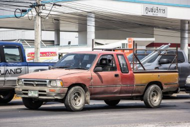 Chiangmai, Tayland - 9 Şubat 2021: özel eski pikap, Toyota Hilux Mighty X. 1001 numaralı yolda, Chiangmai şehrinden 8 km uzakta..