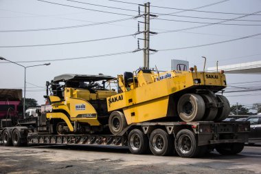 Chiangmai, Tayland - 9 Şubat 2021: Karavan ile Sakai yol silindiri. Chiangmai şehrinin çevre yolunun dışındaki 121 numaralı yolun fotoğrafı..