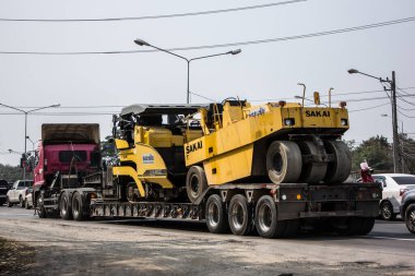 Chiangmai, Tayland - 9 Şubat 2021: Karavan ile Sakai yol silindiri. Chiangmai şehrinin çevre yolunun dışındaki 121 numaralı yolun fotoğrafı..
