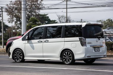 Chiangmai, Tayland - 9 Şubat 2021 Honda Van, Honda StepWGN Spada. 1001 numaralı yolda, Chiangmai şehrinden 8 km uzakta..