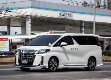 Chiangmai, Tayland - 9 Şubat 2021: Er Toyota Velfile Van Car. Fotoğraf 121 numaralı yolda, Chiangmai, Tayland 'a 8 km uzaklıkta..