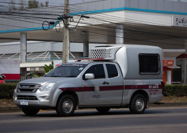 Chiangmai, Tayland - 9 Şubat 2021: Tayland Kraliyet Polisi polis arabası. Fotoğraf 121 numaralı yolda, Chiangmai, Tayland 'a 8 km uzaklıkta..