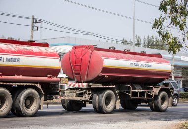 Chiangmai, Tayland - 9 Şubat 2021: Özel Petrol Tankı. 1001 nolu yolda, Chiangmai şehrinden 8 km uzakta..