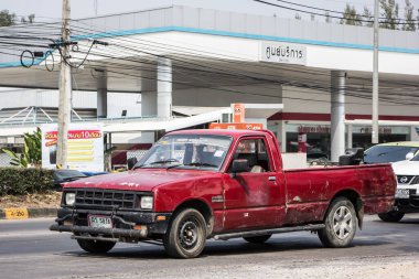 Chiangmai, Tayland - 9 Şubat 2021: Er Isuzu KB eski pikap. Fotoğraf 121 no 'lu yolda, Chiangmai Tayland şehir merkezinden yaklaşık 8 km uzaklıkta..