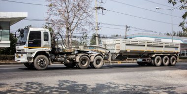 Chiangmai, Tayland - 9 Şubat 2021: Er Isuzu Çöp Kamyonu. 1001 no 'lu yolda. Chiangmai İş Alanından 18 km uzakta..