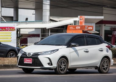 Chiangmai, Tayland - 9 Şubat 2021: Toyota Yaris Eco Car 'ın Yeni Önü. Fotoğraf 121 no 'lu yolda, Chiangmai Tayland şehir merkezinden yaklaşık 8 km uzaklıkta..