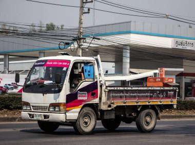Chiangmai, Tayland - 2 Mart 2021 Ev Sukkapan Kargo Kamyonu. Fotoğraf 1001 nolu yolda, Chiangmai, Tayland 'a 8 km uzaklıkta..