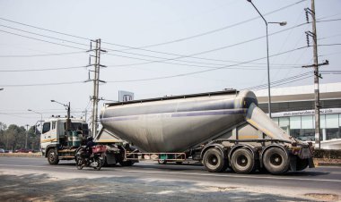 Chiangmai, Tayland - 2 Mart 2021 Lampang Niphon şirketinin çimento kamyonu. 1001 numaralı yolda, Chiangmai şehrinden 8 km uzakta..