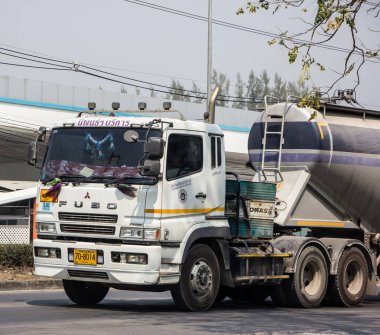 Chiangmai, Tayland - 2 Mart 2021 Lampang Niphon şirketinin çimento kamyonu. 1001 numaralı yolda, Chiangmai şehrinden 8 km uzakta..
