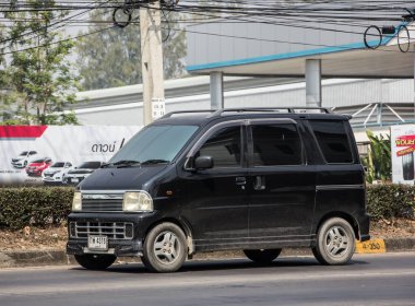 Chiangmai, Tayland - 2 Mart 2021: Er Honda Mini Van, Honda Zest. 1001 numaralı yolda, Chiangmai şehrinden 8 km uzakta..