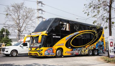 Chiangmai, Tayland - 2 Mart 2021: Özel seyahat otobüsü. Fotoğraf 121 no 'lu yolda, Chiangmai, Tayland şehir merkezinden yaklaşık 8 km uzaklıkta..
