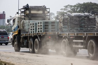 Chiangmai, Tayland - 4 Mart 2021: Öğleden sonra 2,5 emisyon ve kamyonların tozu. Chiangmai otoyolunda..