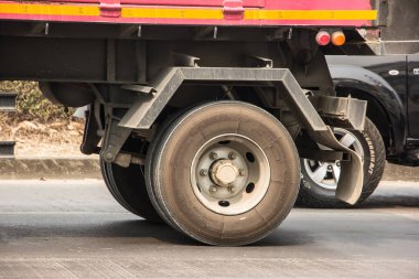 Chiangmai, Tayland - 11 Mart 2021 MICHELIN TIR lastikleri. 1001 numaralı yolda, Chiangmai şehrinden 8 km uzakta..