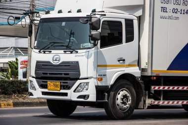 Chiangmai, Tayland - 9 Şubat 2021: Parame Lojistik Taşımacılık Şirketi 'nin konteyner kamyonu. Fotoğraf 121 numaralı yolda, Chiangmai, Tayland 'a 8 km uzaklıkta..