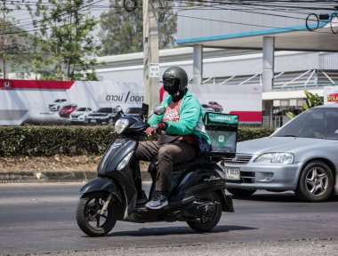 Chiangmai, Tayland - 4 Mart 2021 Teslimatçı, Motercycle of Lineman 'a biniyor. 1001 numaralı yolda, Chiangmai şehrinden 8 km uzakta..