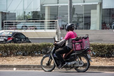 Chiangmai, Tayland - 4 Mart 2021: teslimatçı Gıda Pandası Motercycle 'una biniyor. 1001 numaralı yolda, Chiangmai şehrinden 8 km uzakta..
