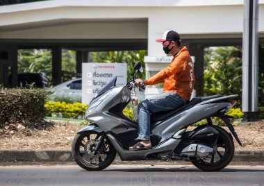 Chiangmai, Tayland - 4 Mart 2021: Er Honda Motosiklet, PCX 150. 1001 no 'lu yolda, Chiangmai İş Alanından 8 km uzakta..
