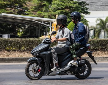 Chiangmai, Tayland - 4 Mart 2021: Özel Motosiklet, Honda Click. Fotoğraf 121 numaralı yolda, Chiangmai, Tayland 'a 8 km uzaklıkta..
