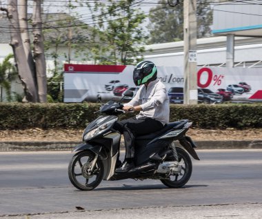 Chiangmai, Tayland - 4 Mart 2021: Özel Motosiklet, Honda Click. Fotoğraf 121 numaralı yolda, Chiangmai, Tayland 'a 8 km uzaklıkta..