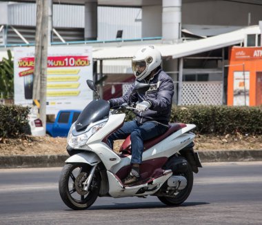 Chiangmai, Tayland - 4 Mart 2021: Er Honda Motosiklet, PCX 150. 1001 no 'lu yolda, Chiangmai İş Alanından 8 km uzakta..