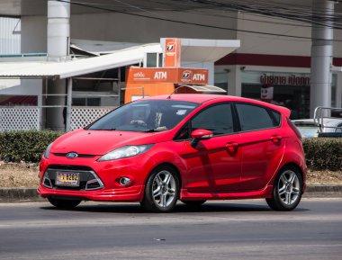 Chiangmai, Tayland - 4 Mart 2021: Özel Sedan Car Ford Fiesta American Car. 1001 numaralı yolda, Chiangmai şehrinden 8 km uzakta..