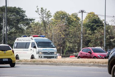 Chiangmai, Tayland - 5 Mart 2021 Theppanya Hastanesi Ambulans Minibüsü. Fotoğraf 121 numaralı yolda, Chiangmai, Tayland 'a 8 km uzaklıkta..