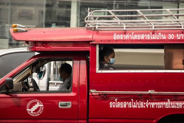 Chiangmai, Tayland - 11 Mart 2021 Kırmızı Taksi Chiang Mai. Şehirde ve civarda hizmet veriyor. 1001 no 'lu yolda. Chiangmai İş Alanından 18 km uzakta..