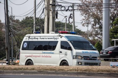 Chiangmai, Tayland - 5 Mart 2021 Theppanya Hastanesi Ambulans Minibüsü. Fotoğraf 121 numaralı yolda, Chiangmai, Tayland 'a 8 km uzaklıkta..