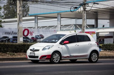 Chiangmai, Tayland - 4 Mart 2021: Özel araba toyota Yaris Hatchback Eco Car. Fotoğraf 121 no 'lu yolda, Chiangmai Tayland şehir merkezinden yaklaşık 8 km uzaklıkta..