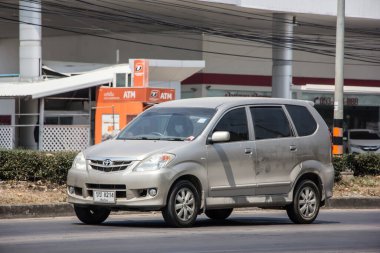 Chiangmai, Tayland - 4 Mart 2021: er Toyota Avanza arabası. Urbun Kullanıcı için mini SUV Car. Fotoğraf 121 no 'lu yolda, Chiangmai Tayland şehir merkezinden yaklaşık 8 km uzaklıkta..