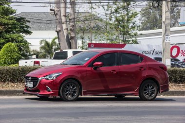 Chiangmai, Tayland - 4 Mart 2021: Özel Eko arabası Mazda 2. 1001 no 'lu yolda. Chiangmai İş Alanından 18 km uzakta..