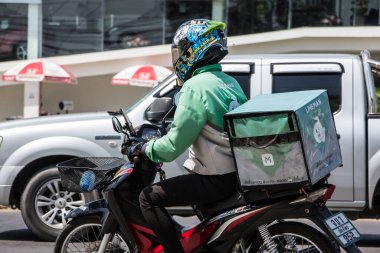 Chiangmai, Tayland - 5 Mart 2021 Teslimatçı, Motercycle of Lineman 'a biniyor. 1001 numaralı yolda, Chiangmai şehrinden 8 km uzakta..