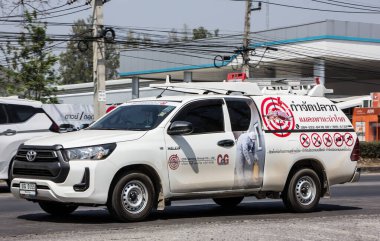 Chiangmai, Tayland - 5 Mart 2021: C2G şirketinin kamyoneti. Evdeki ve binadaki böcekleri kontrol etme servisi. Fotoğraf 1001 nolu yolda. Şehir merkezine 8 km uzaklıkta, Tayland..