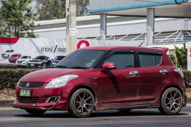 Chiangmai, Tayland - 5 Mart 2021: Özel Eco şehri arabası Suzuki Swift. Fotoğraf 121 numaralı yolda, Chiangmai, Tayland 'a 8 km uzaklıkta..