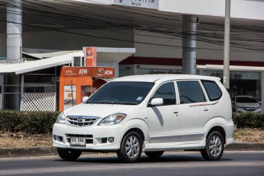 Chiangmai, Tayland - 5 Mart 2021: er Toyota Avanza arabası. Urbun Kullanıcı için mini SUV Car. Fotoğraf 121 no 'lu yolda, Chiangmai Tayland şehir merkezinden yaklaşık 8 km uzaklıkta..