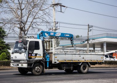 Chiangmai, Tayland - 5 Mart 2021 Er Hino Crane Truck. 1001 no 'lu yolda. Chiangmai İş Alanından 18 km uzakta..